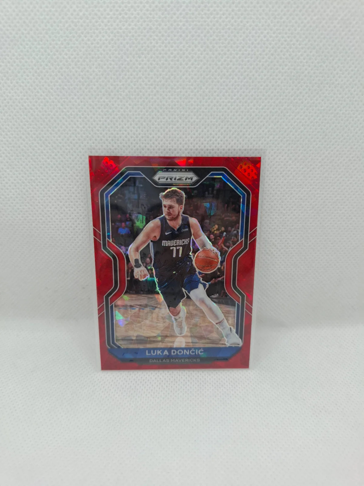2020-21 Panini Prizm #32 Red Cracked Ice Luka Doncic