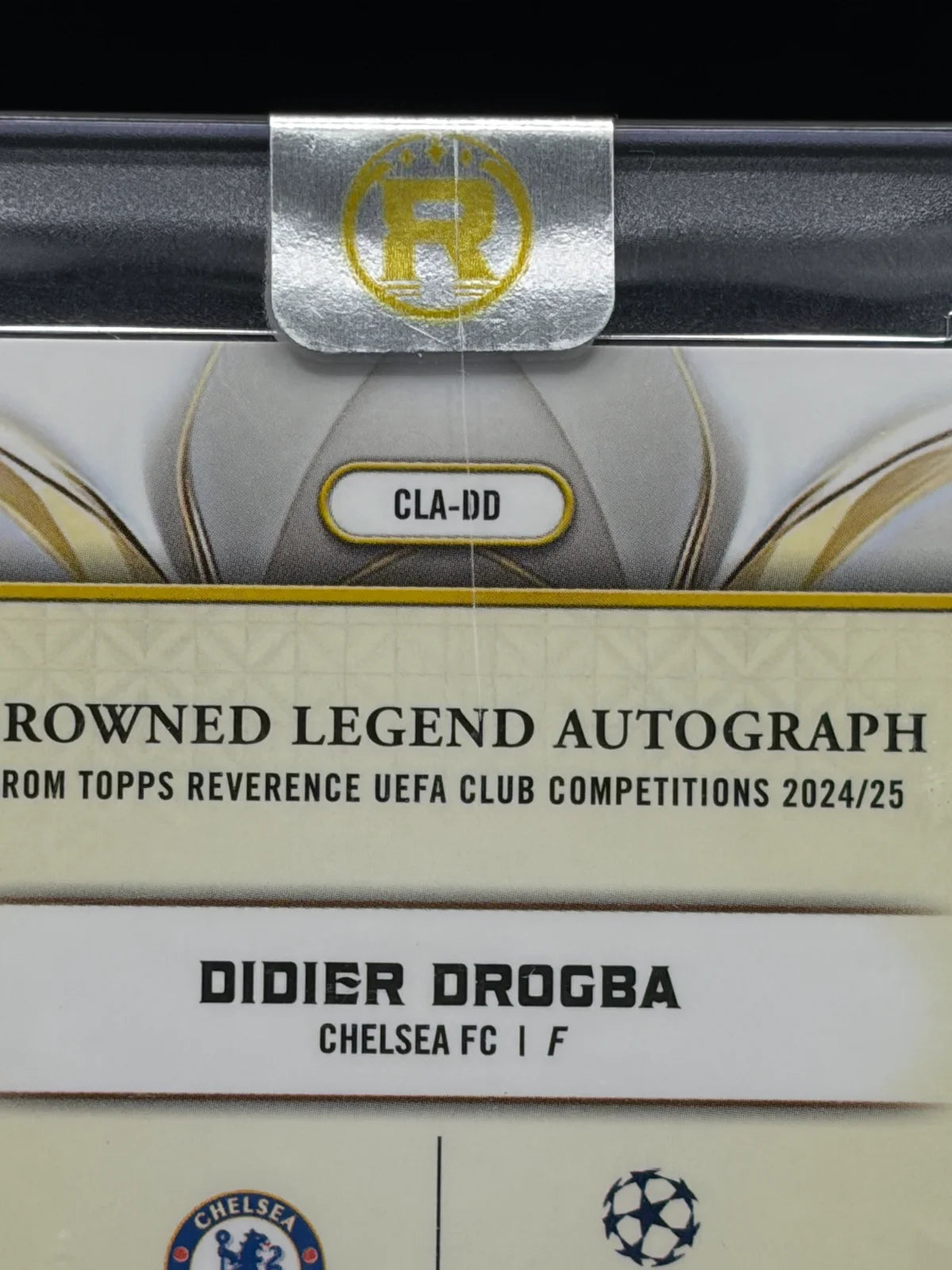 2024-25 Topps Reverence UCC Didier Drogba Crowned Legend Auto Red 1/5 First On Print #CLA-DD Chelsea