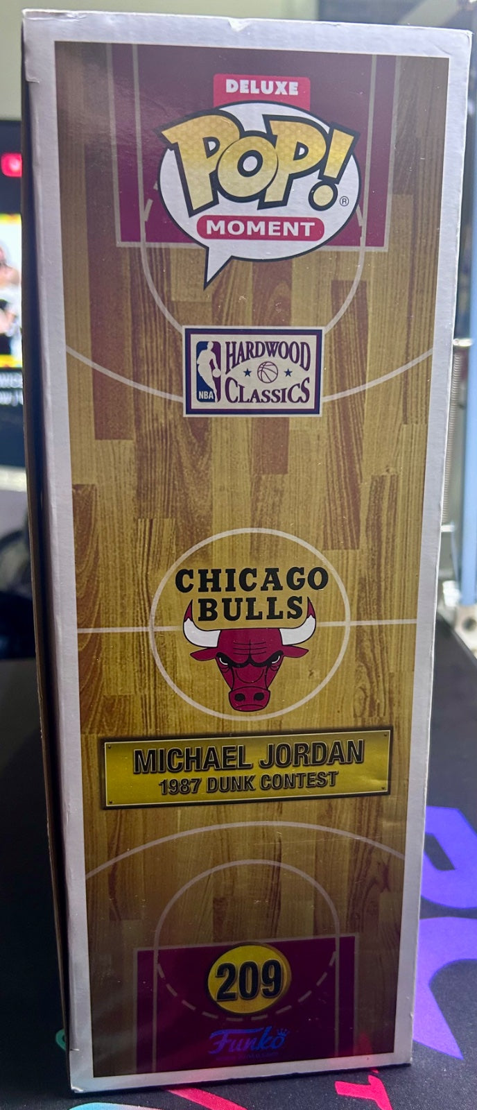 Funko Pop! Deluxe NBA Michael Jordan 1987 Dunk Contest #209