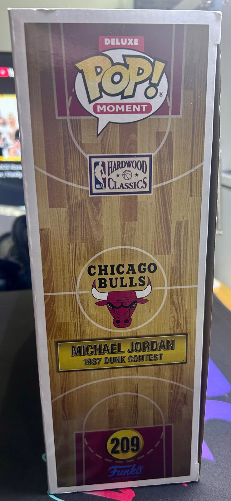Funko Pop! Deluxe NBA Michael Jordan 1987 Dunk Contest #209