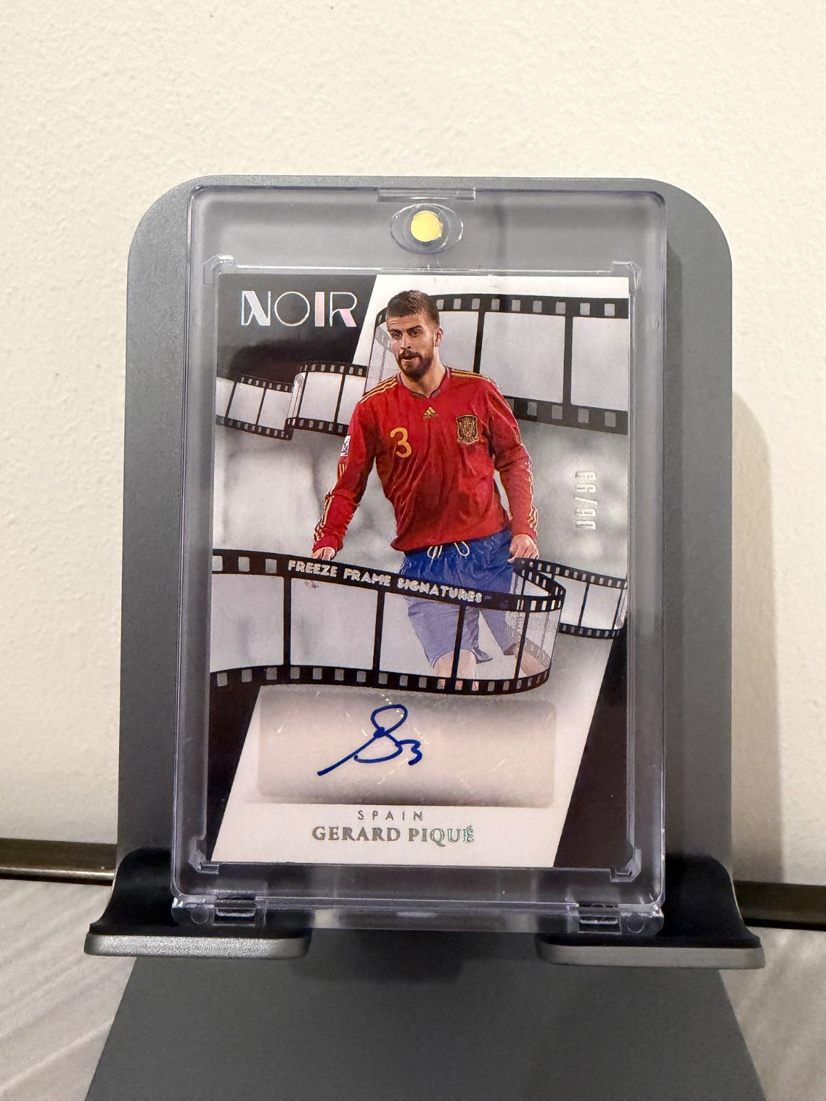 Gerard Piqué (Panini Noir Freeze Frame Auto /90)