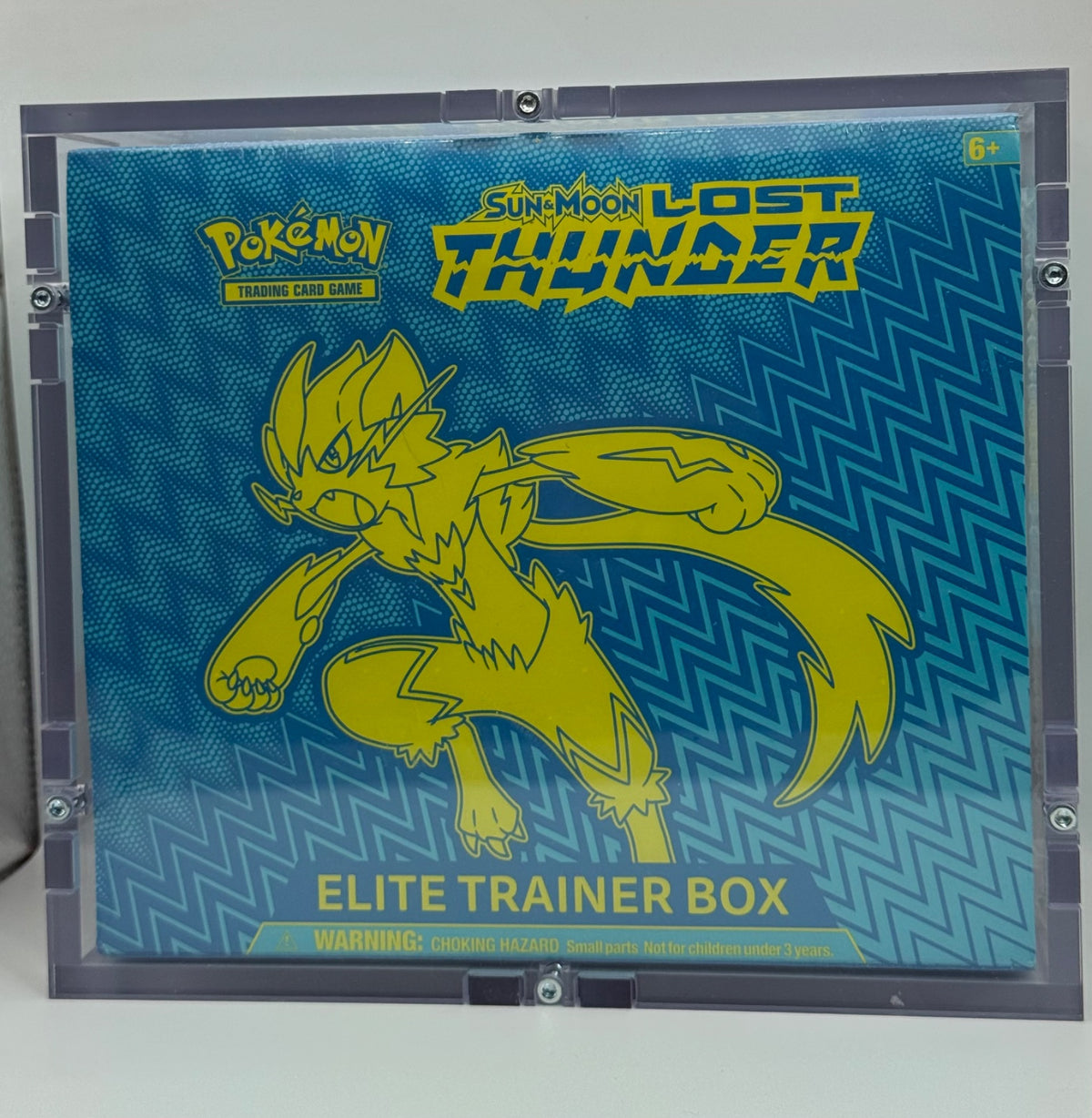 Lost Thunder Elite Trainer Box · Elite Trainer Box (ETB) w/ high quality acrylic