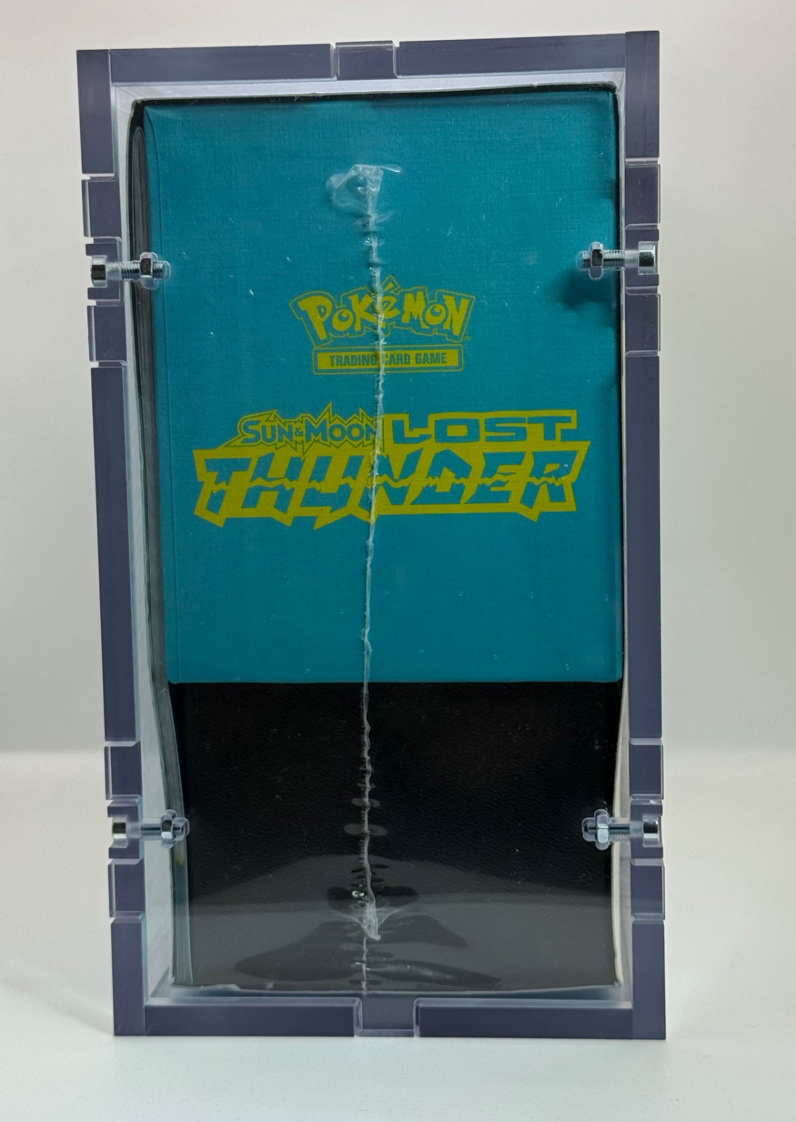 Lost Thunder Elite Trainer Box · Elite Trainer Box (ETB) w/ high quality acrylic