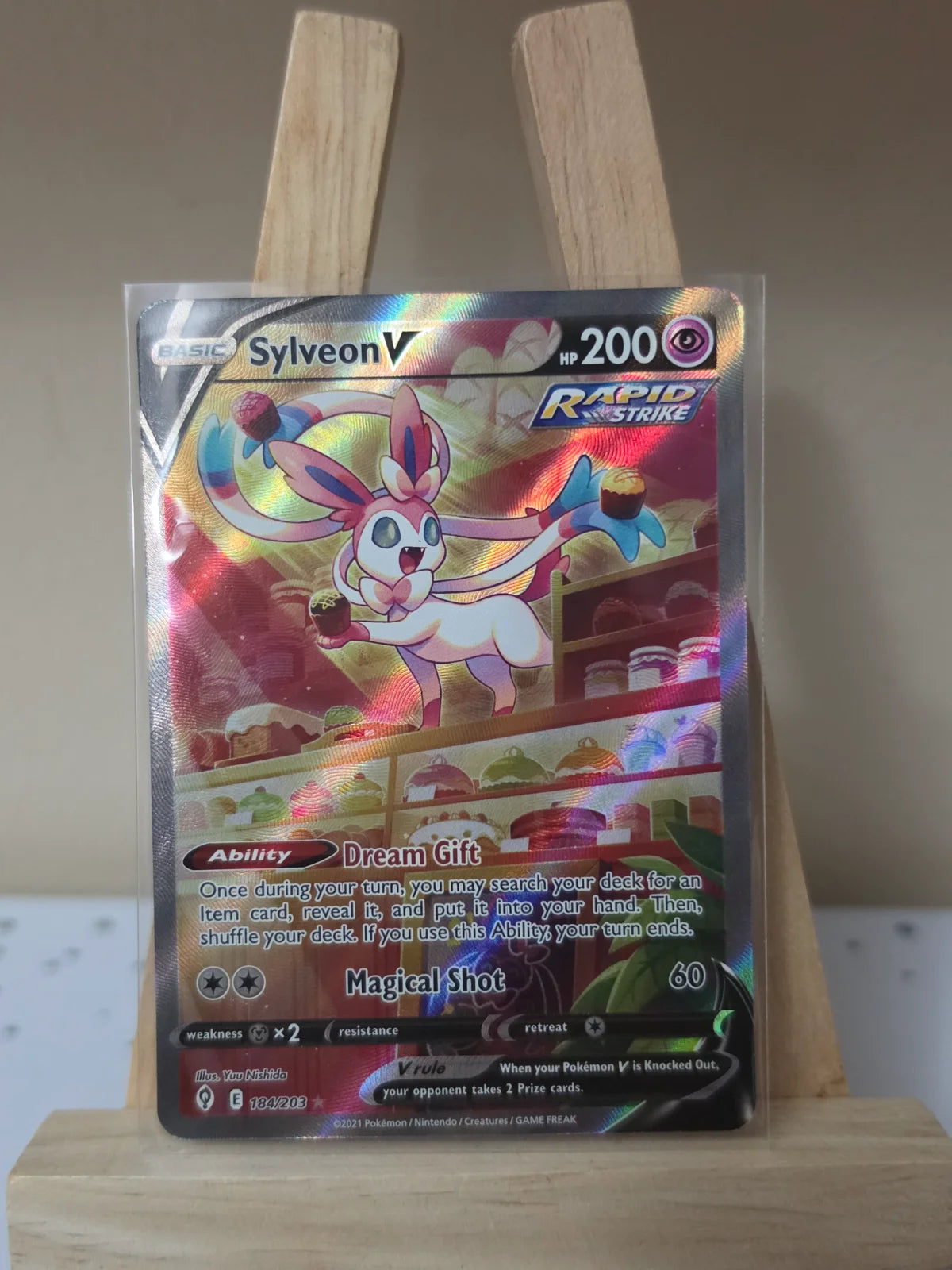 Sylveon V (Alternate Full Art) 184/203 (Evolving Skies)