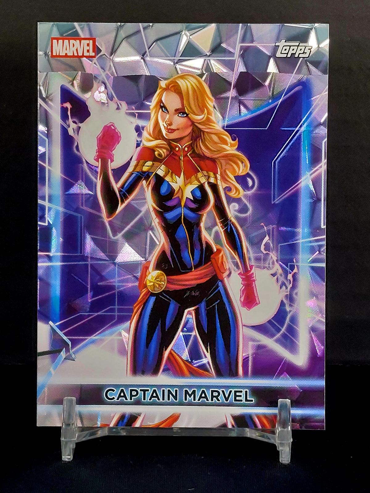 CAPTAIN MARVEL #8 - 2026 Topps Marvel Neon, Diamante Foil