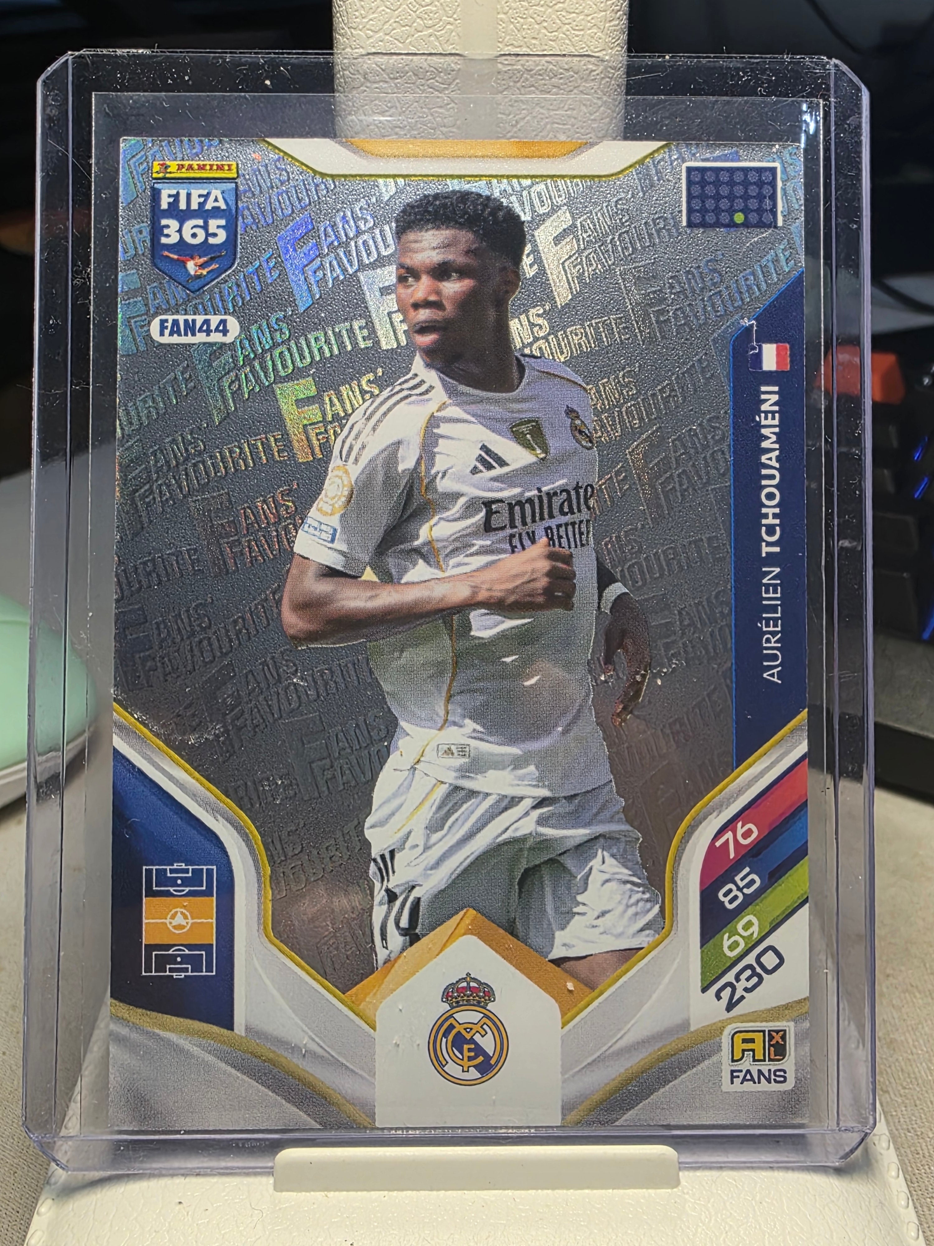 Aurélian Tchouaméni Fan Favourite Real Madrid FAN44 - Panini Fifa 365 Adrenalyn XL 2026.