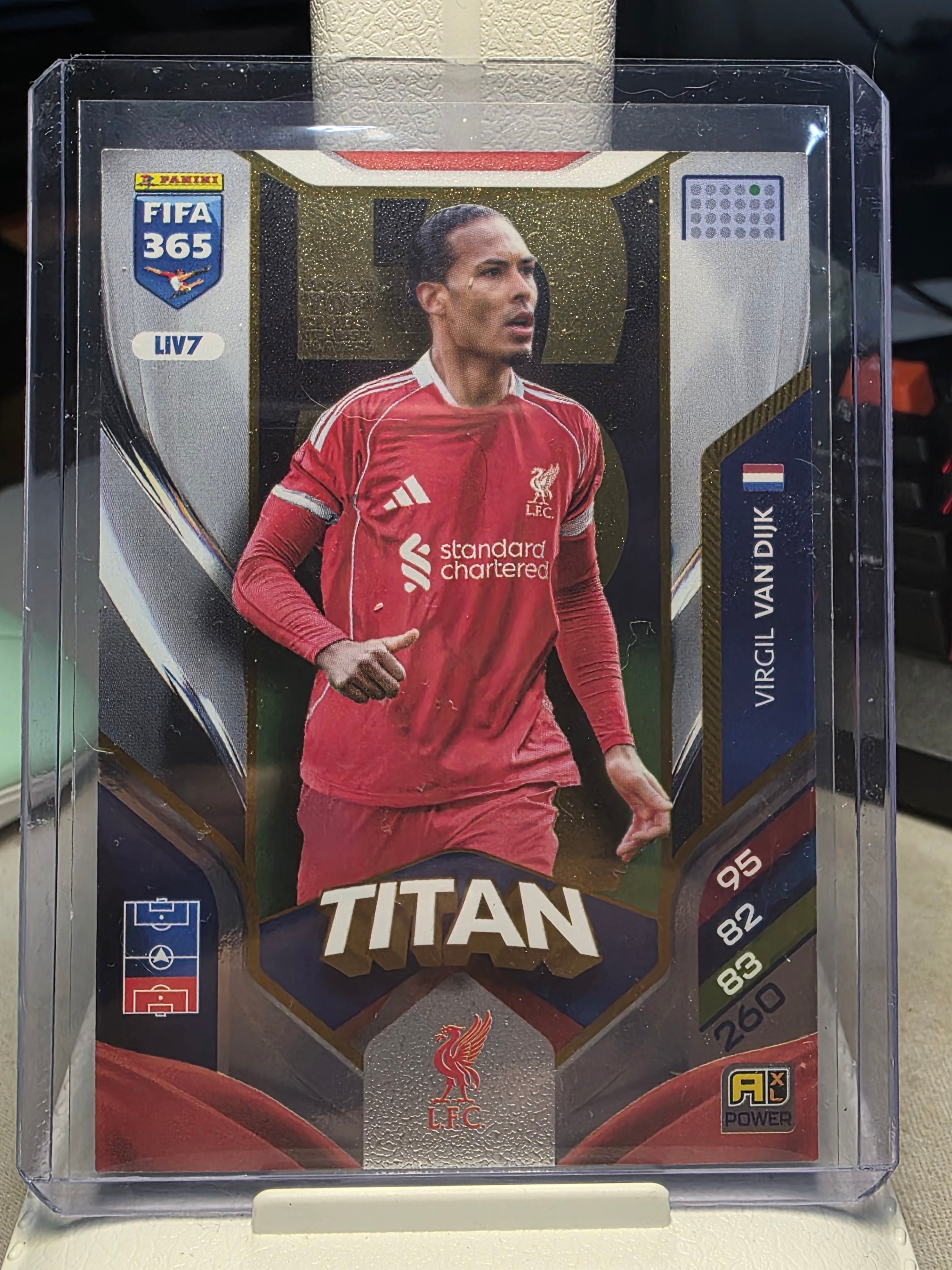 Virgil Van Dijk Titan Liverpool LIV7 - Panini Fifa 365 Adrenalyn XL 2026.
