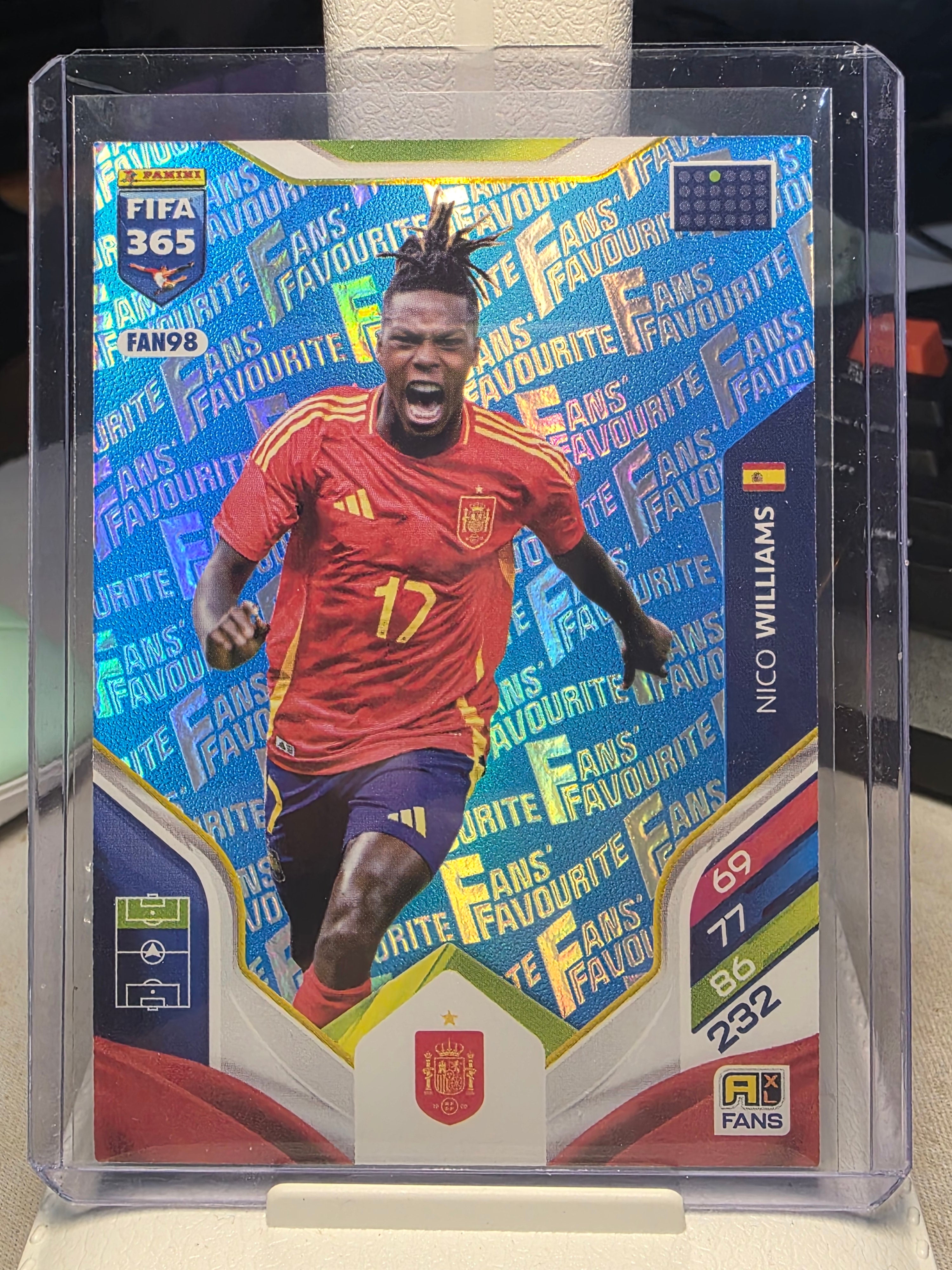Nico Williams Fan Favourite Blue España FAN98 - Panini Fifa 365 Adrenalyn XL 2026.