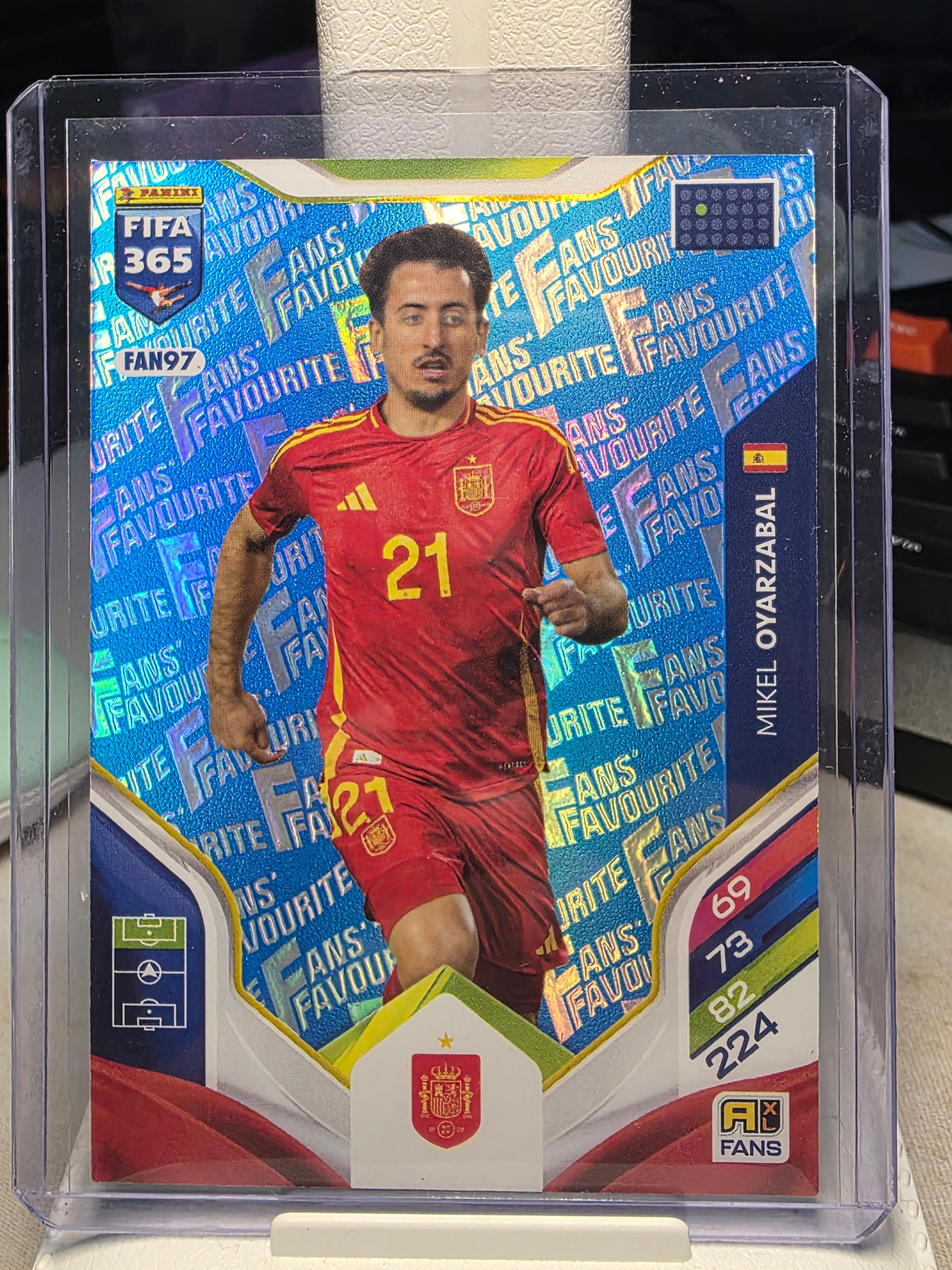 Mikel Oyarzabal Fan Favourite Blue España FAN97 - Panini Fifa 365 Adrenalyn XL 2026.