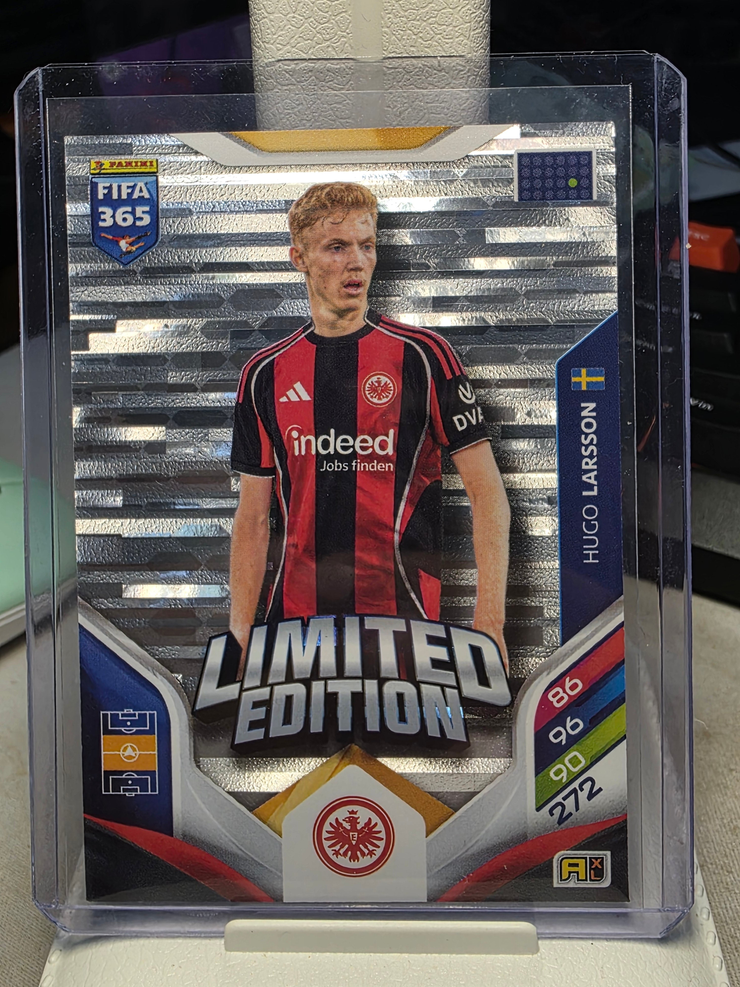 Hugo Larsson Limited Edition Eintracht Frankfurt - Adrenalyn XL Fifa 365 2026